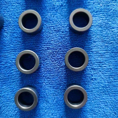 Manicotto scorrevole in carburo di silicio personalizzato per sistemi di pompe industriali per applicazioni ad alta temperatura e ad alta sollecitazione